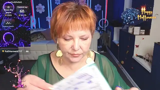 Kira Kirke online show from November 3, 1:26 pm