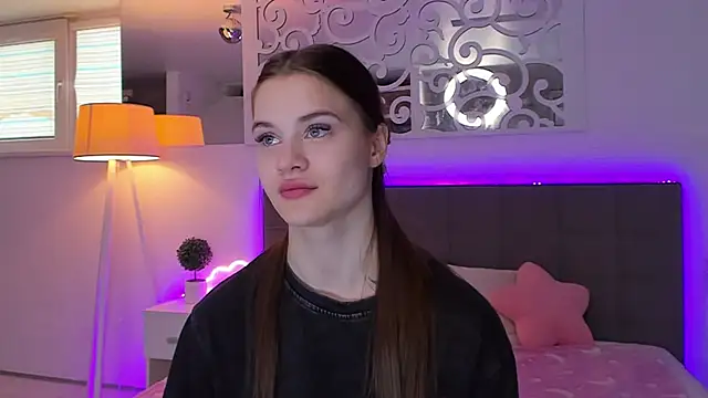 LuisaClover online show from March 20, 1:27 pm