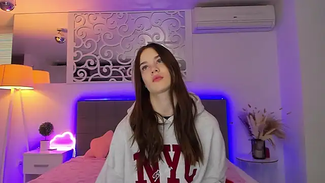 LuisaClover online show from February 7, 1:15 pm