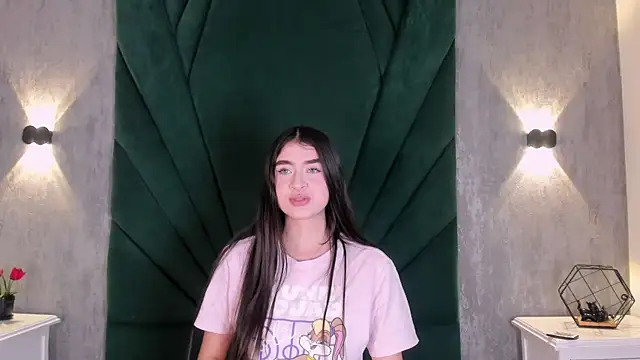 EmiliClarke online show from April 6, 11:33 am