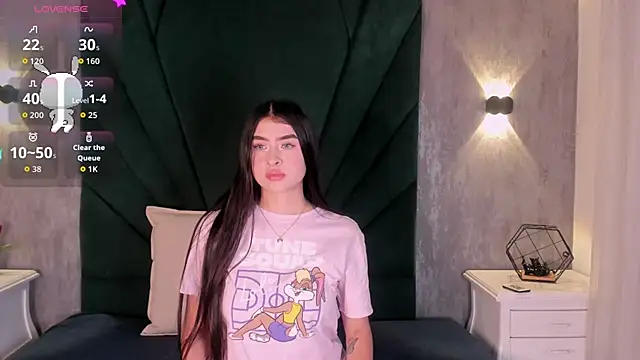 EmiliClarke online show from April 1, 11:44 am