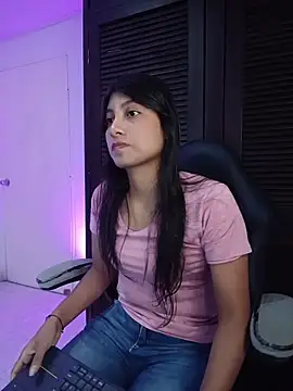 YeseniaRodriguez3 online show from April 13, 12:28 pm