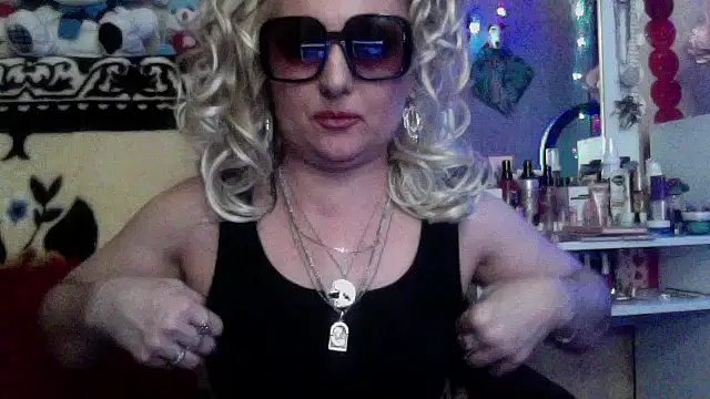 xHot Amazonq online show from December 3, 9:06 pm