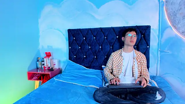 Laylaa and Logan online show from November 6, 7:31 pm