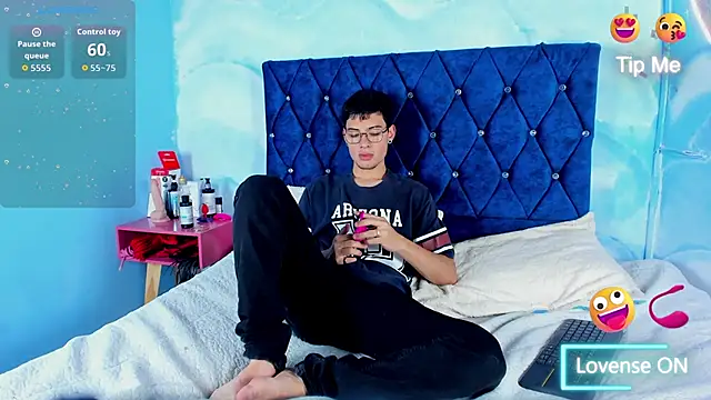 Laylaa and Logan online show from November 14, 7:25 pm