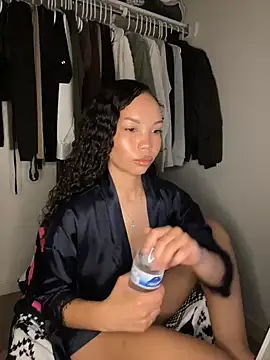 nikkiloveee online show from November 18, 5:52 am