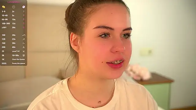 LoreeScialdone online show from November 20, 7:15 pm