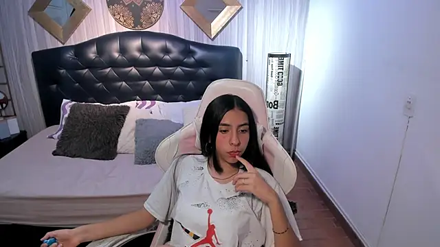 shirley sweet  online show from November 3, 8:57 pm