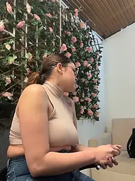 Tharafresneda  online show from October 30, 2:40 pm