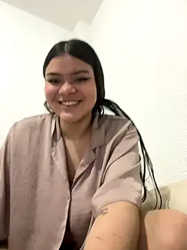 Tharafresneda  online show from November 18, 3:51 am