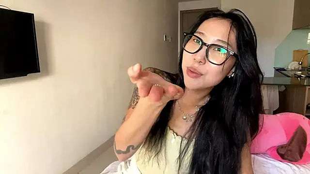 LizParadiz online show from November 8, 7:24 am