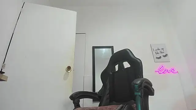 Evaa white online show from December 22, 12:08 pm