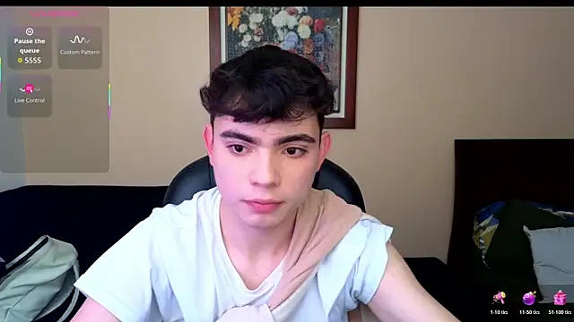 petitegigant33 online show from November 6, 1:39 pm