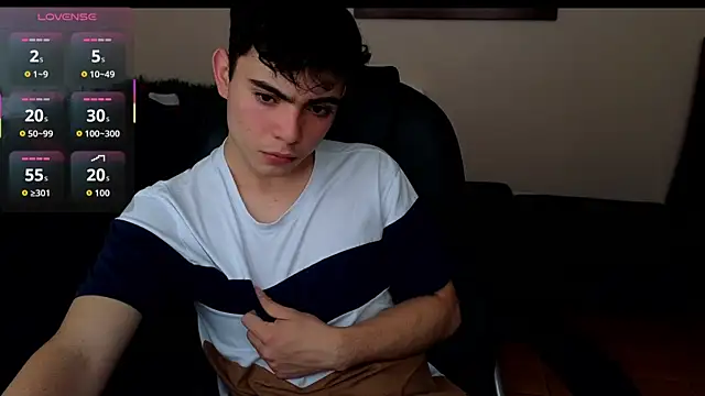 petitegigant33 online show from November 15, 3:46 pm