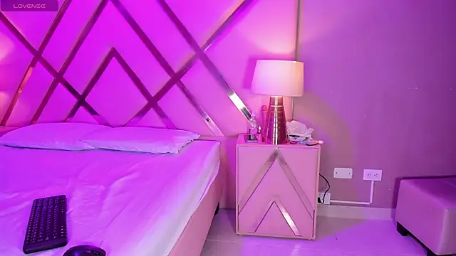 GiselJones online show from November 13, 8:30 pm