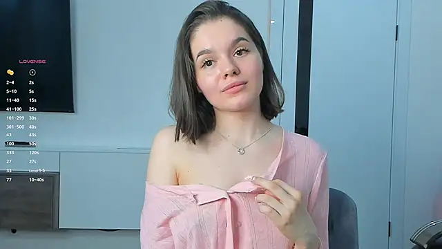 Xo Laura online show from April 3, 5:00 pm