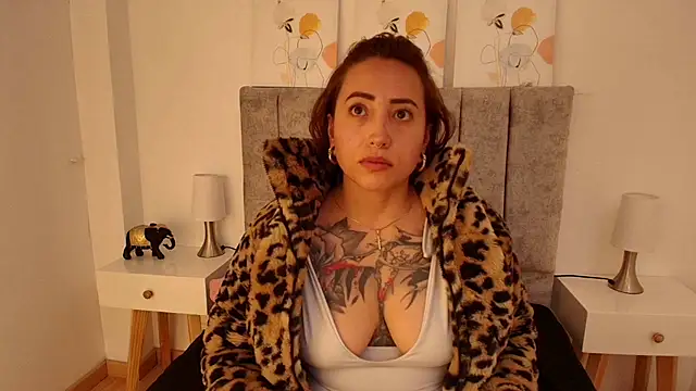 Bella Hefner online show from November 8, 8:25 pm