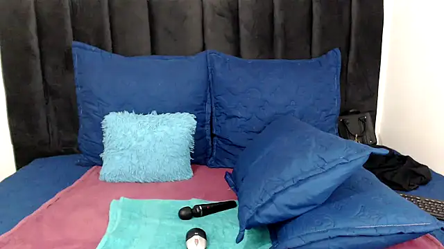 Miss-Berries online show from March 18, 10:15 pm