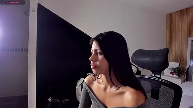 ZarinaWynne online show from April 6, 1:45 pm