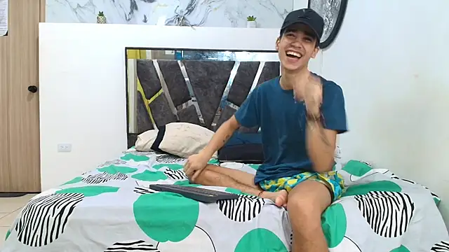 WHITHET BOYS online show from November 28, 1:36 pm