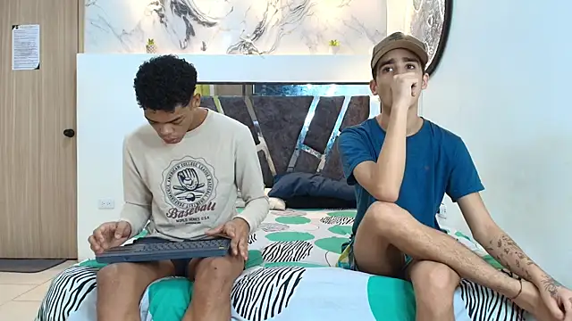 WHITHET BOYS online show from November 29, 1:37 pm