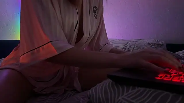 MollyLoveX online show from December 18, 8:24 pm