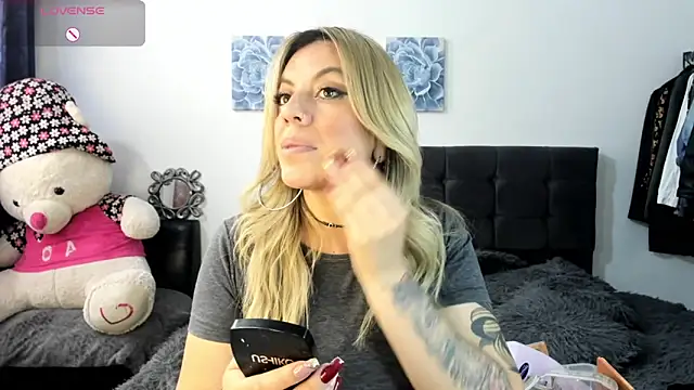 ariannawil online show from April 8, 5:37 pm