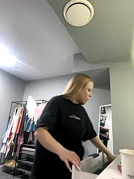 MilaHester online show from November 19, 6:35 am