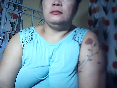 loriepinay46 online show from May 7, 8:23 pm