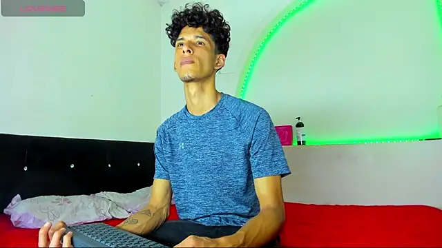 kaiborman00 online show from March 2, 4:01 am