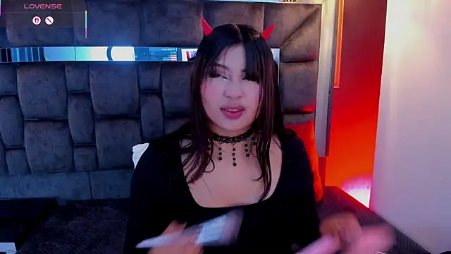 IssaJones  online show from April 17, 9:50 pm