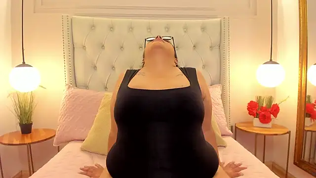 ViickyLee online show from February 24, 8:18 pm