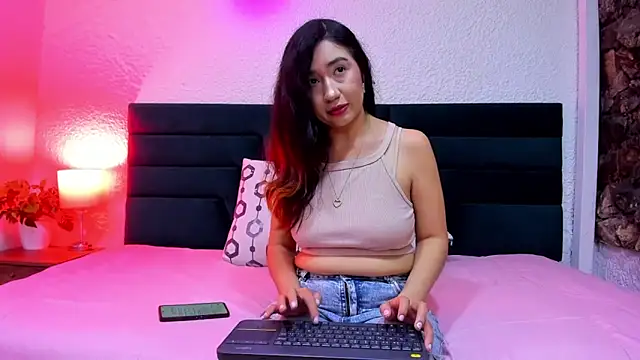 VictoriaRouge  online show from March 19, 4:50 am