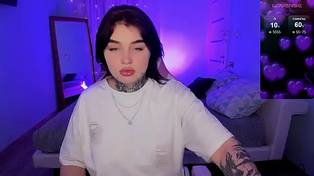 EmilyWoods  online show from November 26, 8:15 am