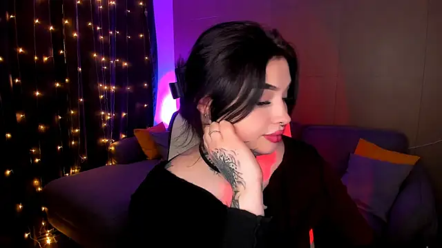 EmilyWoods  online show from November 20, 8:15 am