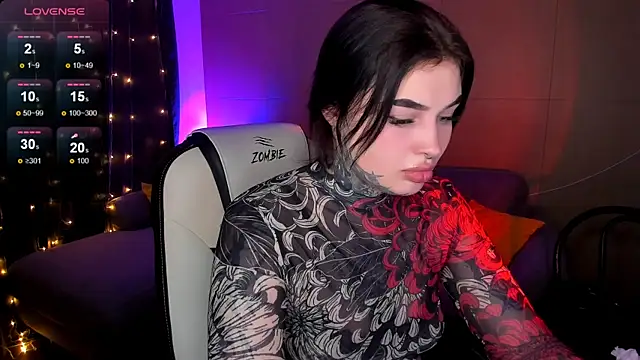 EmilyWoods  online show from November 22, 8:28 am