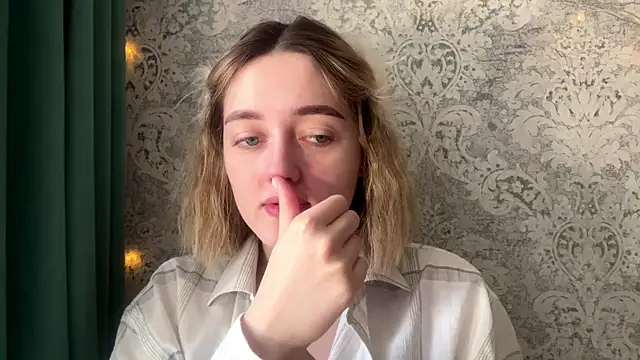 Emily lyy online show from November 29, 9:13 am