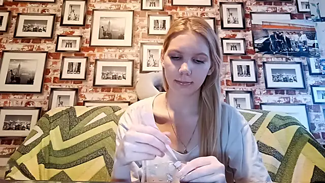 EvieBaggette online show from November 24, 8:16 am