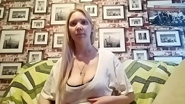 EvieBaggette online show from November 20, 8:26 am