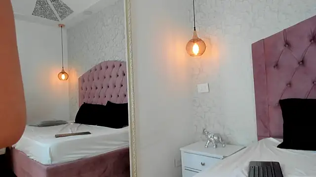 Lea Reed online show from November 21, 7:32 am