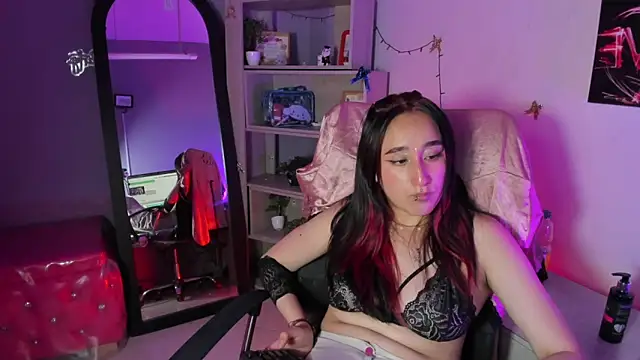 CharlotteStuart online show from April 14, 4:23 am