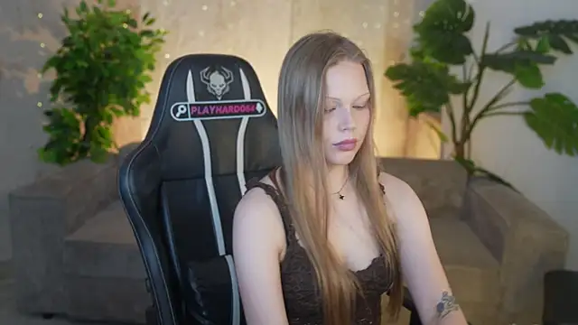 Charlotte Dreams online show from June 27, 10:27 am