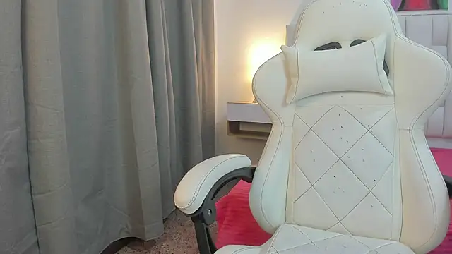 mask red girl online show from April 1, 1:01 pm