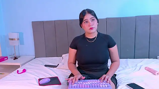 Lizz Bunny online show from April 29, 12:25 am