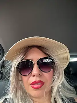 IsaSantoDomingo online show from December 2, 3:58 pm