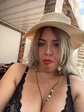 IsaSantoDomingo online show from December 4, 4:19 pm