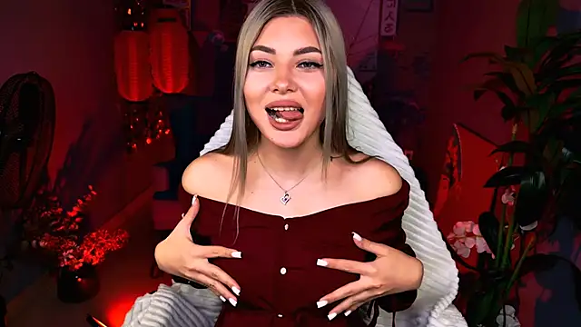 HyileyClark online show from March 25, 10:40 am