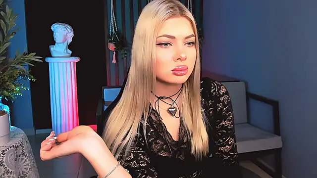 HyileyClark online show from February 10, 9:12 am