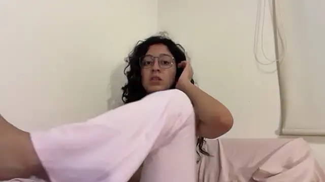 Alicatcua  online show from April 14, 3:06 am