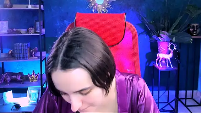 KateWillows online show from January 14, 9:14 am